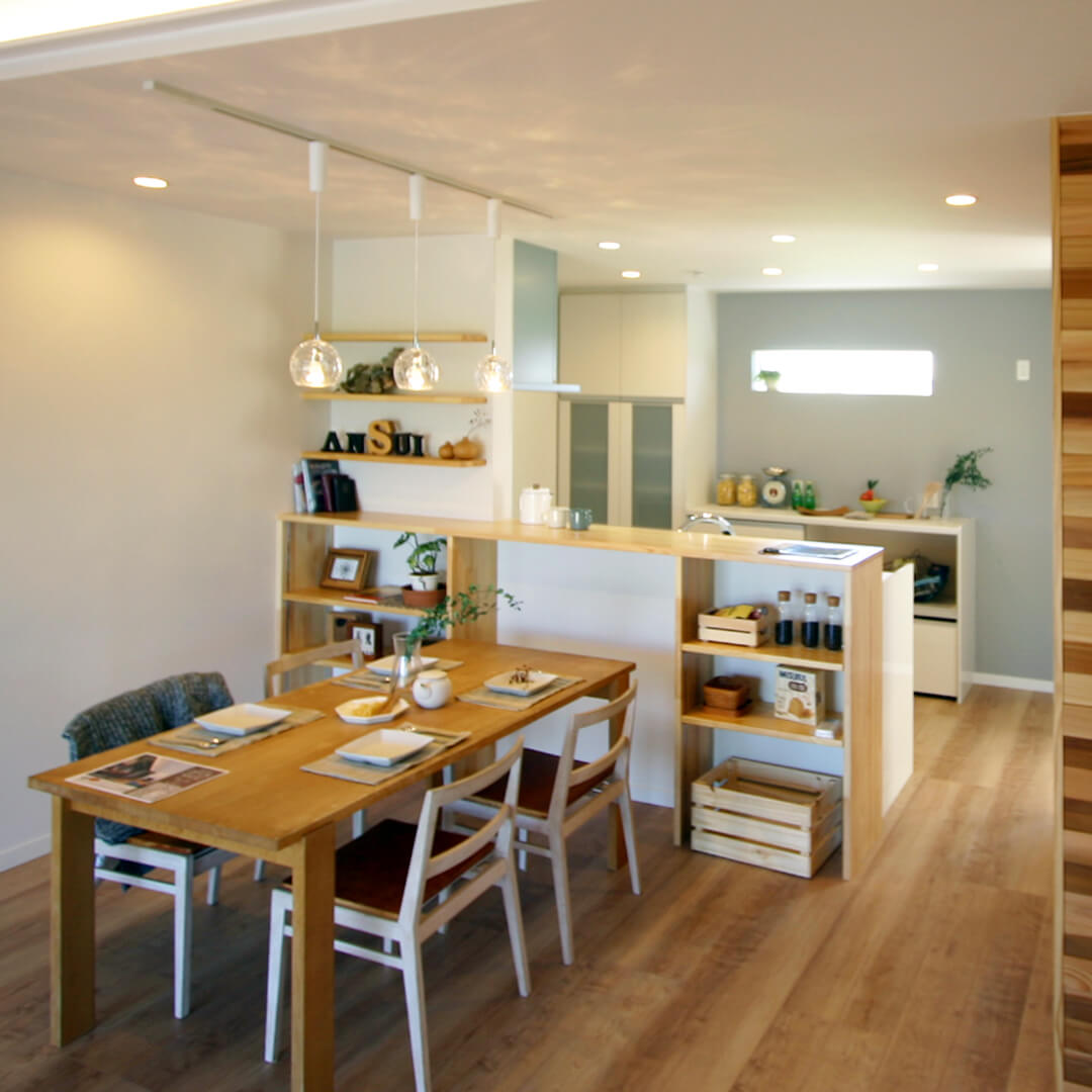 ダイニングテーブル、横に置くか？前に置くか？