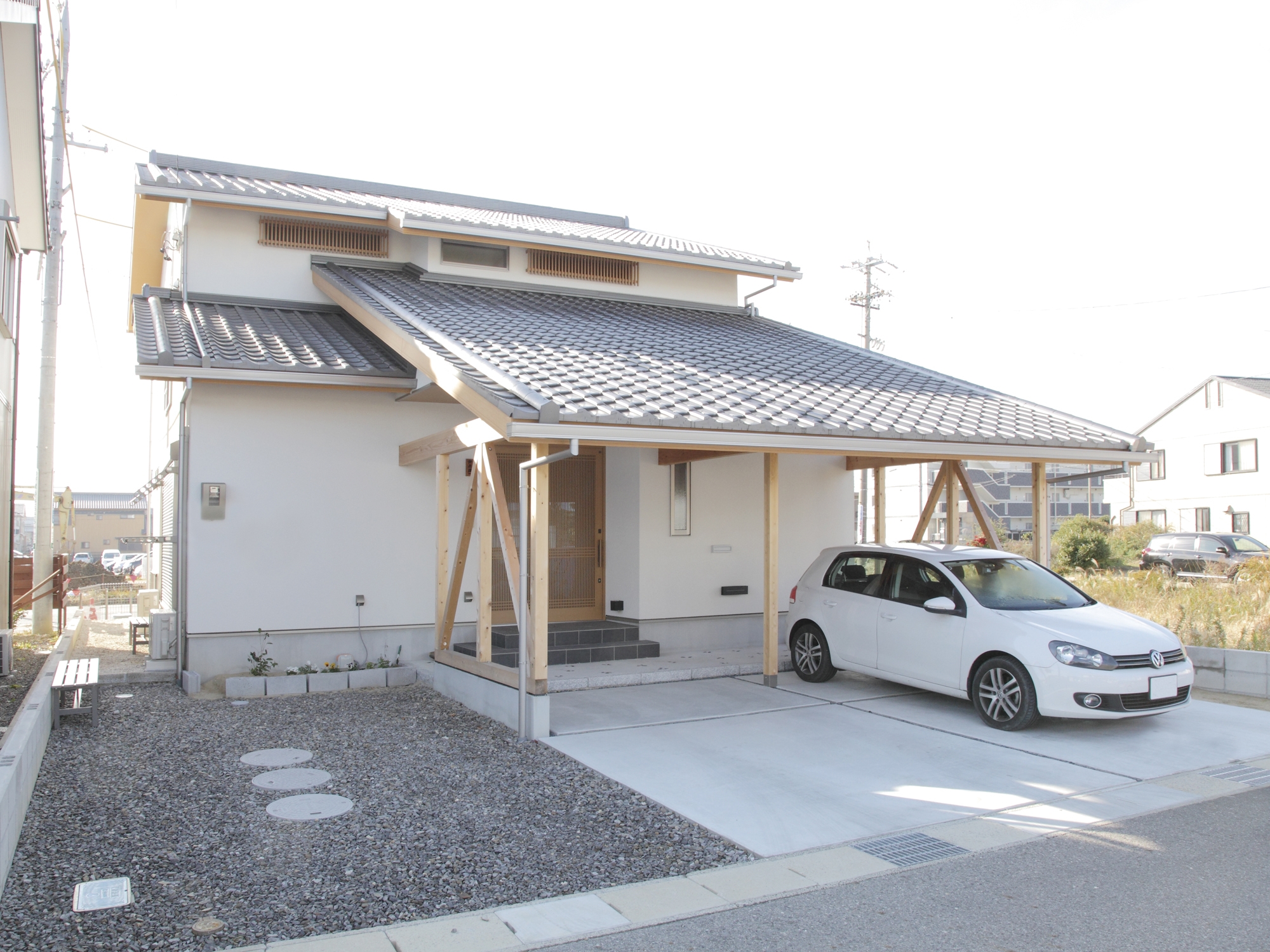 吹き下ろし屋根のガレージをもつ和邸