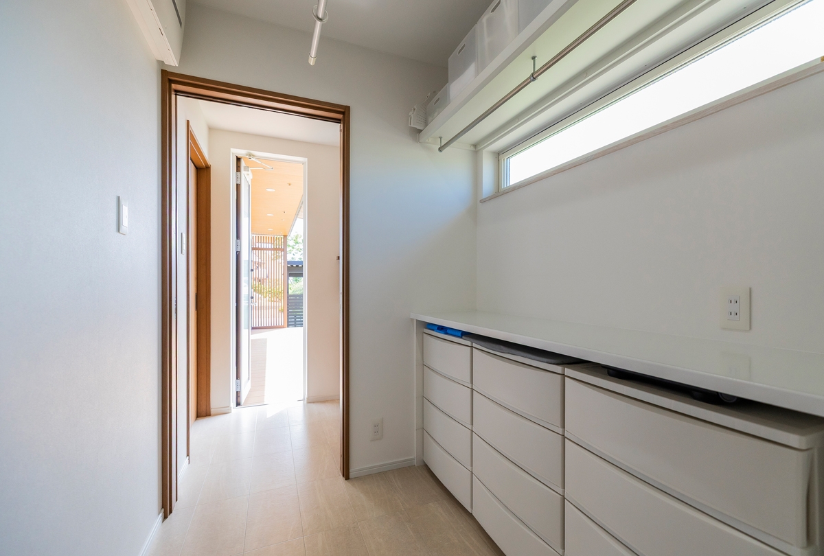 大きな庭に大きくつながるLDKの家