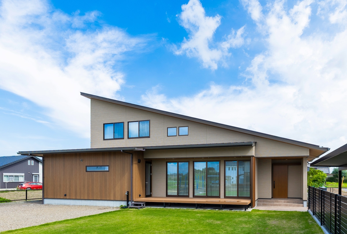 積豊建設株式会社の大きな庭に大きくつながるLDKの家