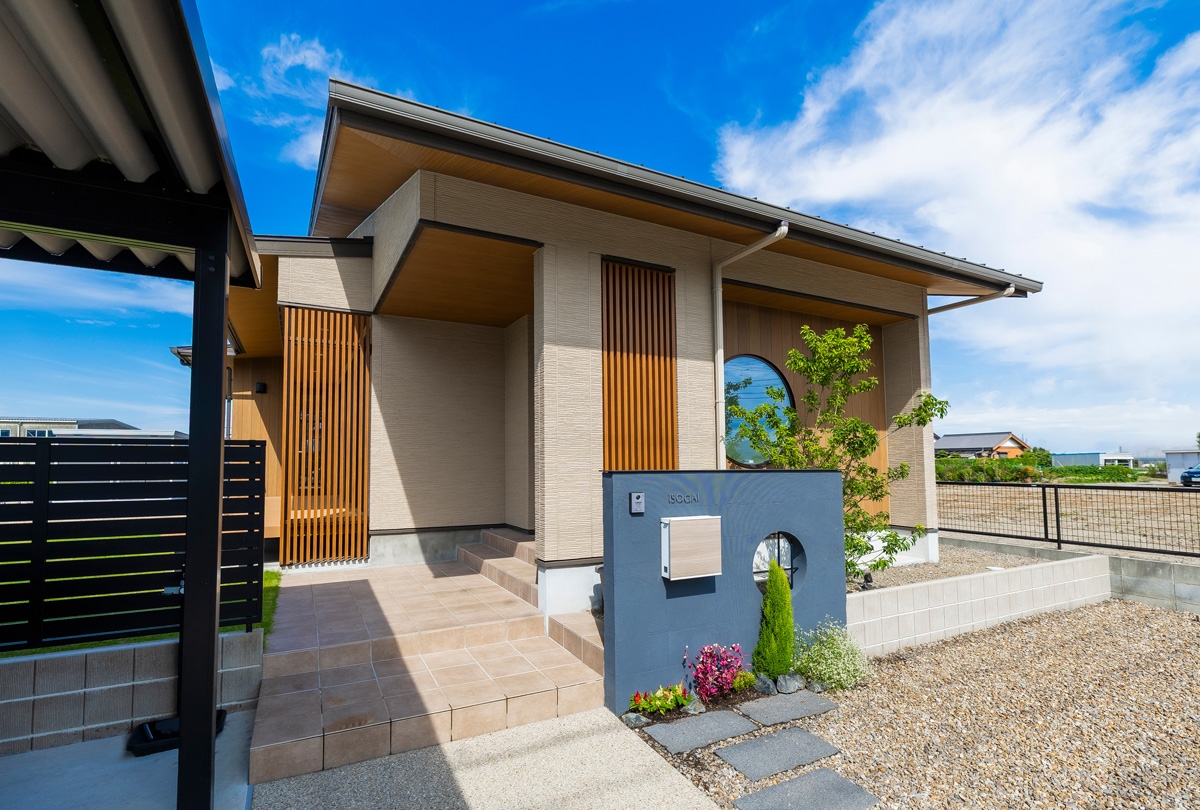 大きな庭に大きくつながるLDKの家