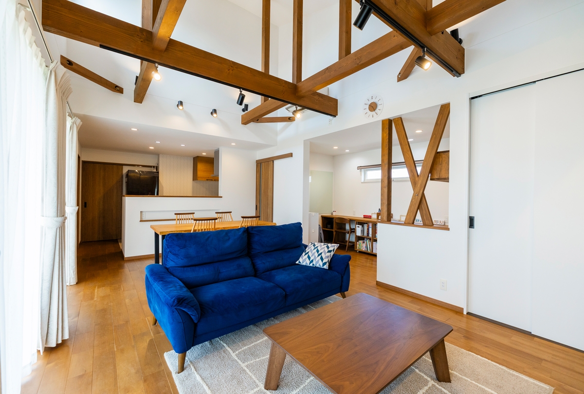 大きな庭に大きくつながるLDKの家