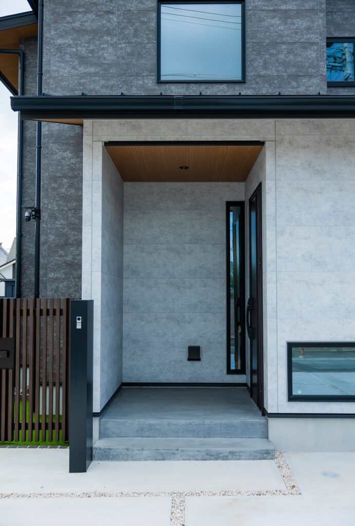 和モダン×グレー×鉄骨階段がある家