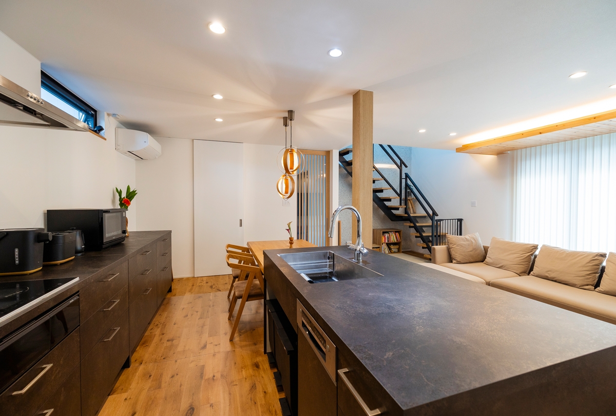 和モダン×グレー×鉄骨階段がある家