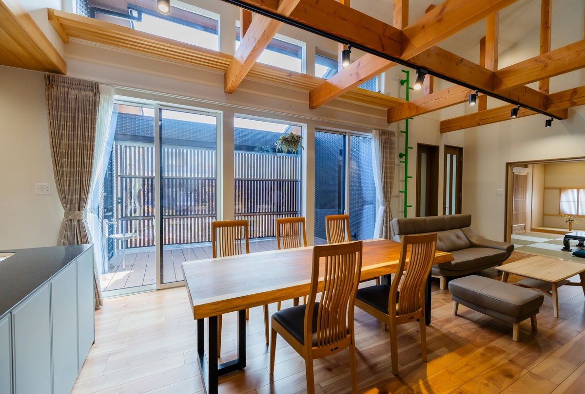 通り土間と高天井のある住まい