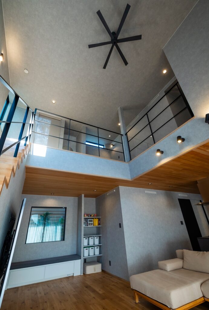 光と影で魅せる洗練された住まい