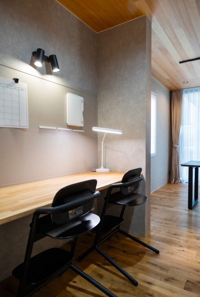 光と影で魅せる洗練された住まい