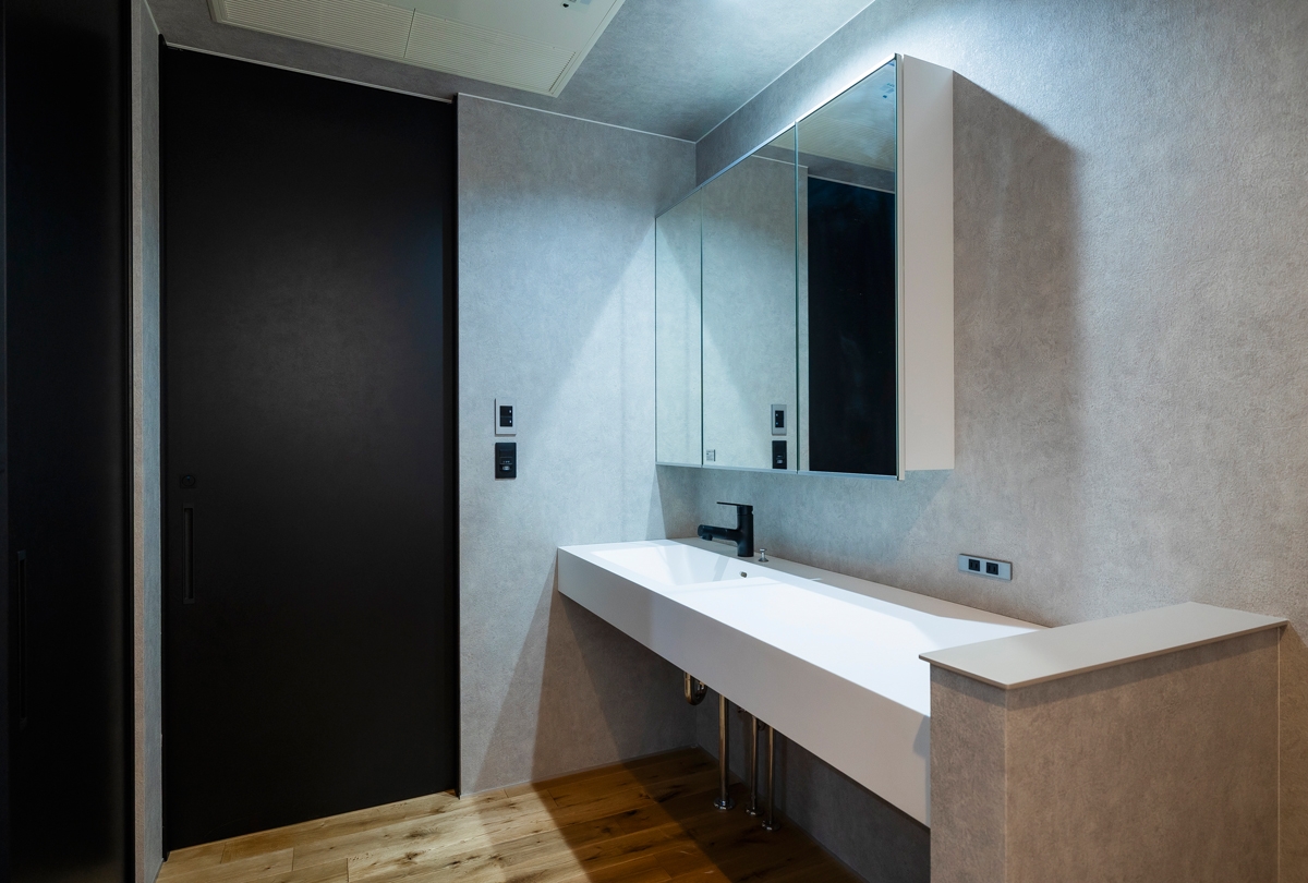 光と影で魅せる洗練された住まい