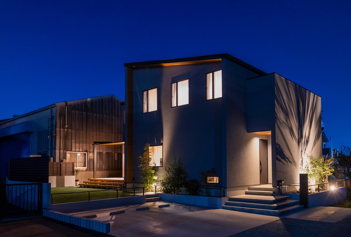 光と影で魅せる洗練された住まい