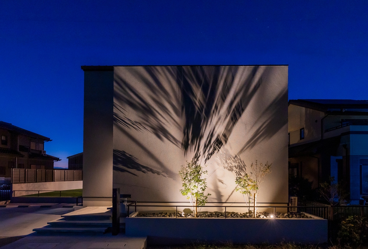 光と影で魅せる洗練された住まい