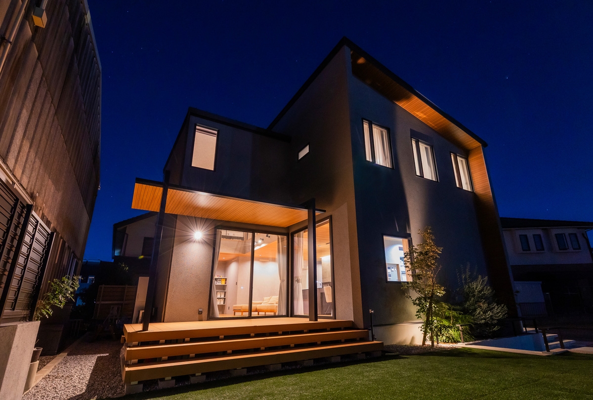 光と影で魅せる洗練された住まい