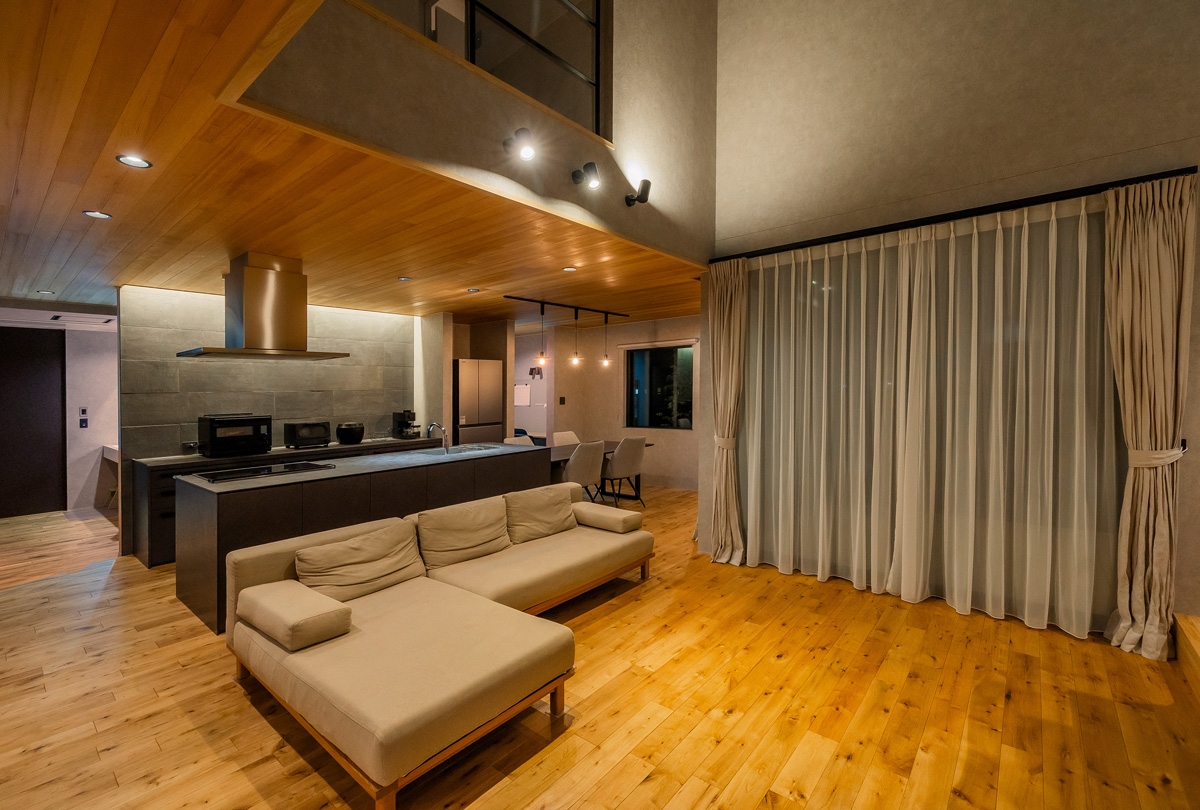 光と影で魅せる洗練された住まい