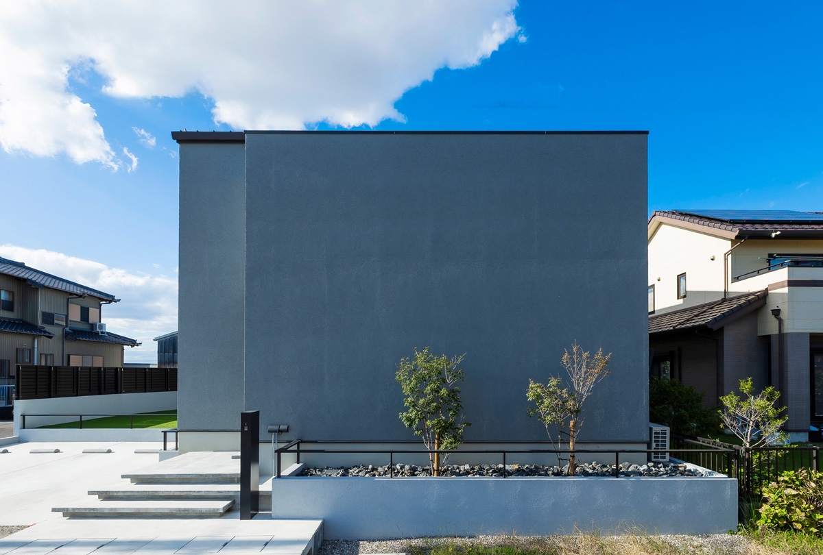 光と影で魅せる洗練された住まい