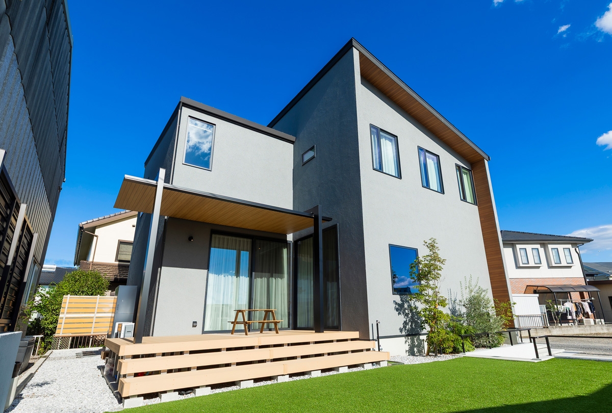 光と影で魅せる洗練された住まい