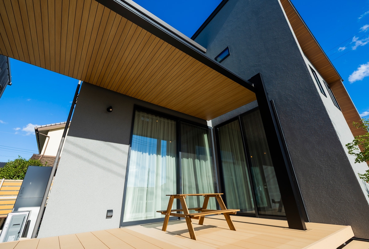 光と影で魅せる洗練された住まい