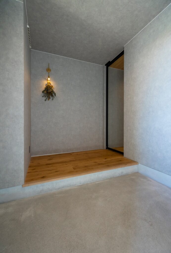 光と影で魅せる洗練された住まい