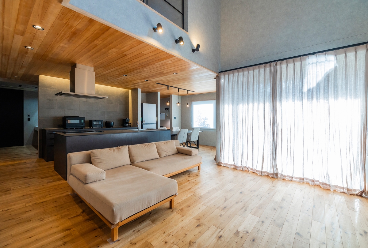 光と影で魅せる洗練された住まい