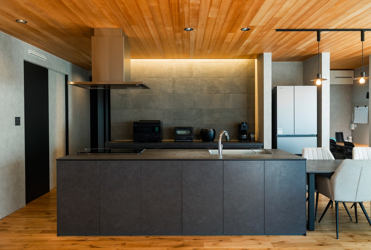 光と影で魅せる洗練された住まい