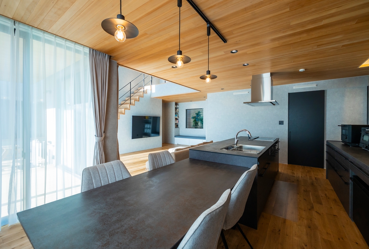 光と影で魅せる洗練された住まい