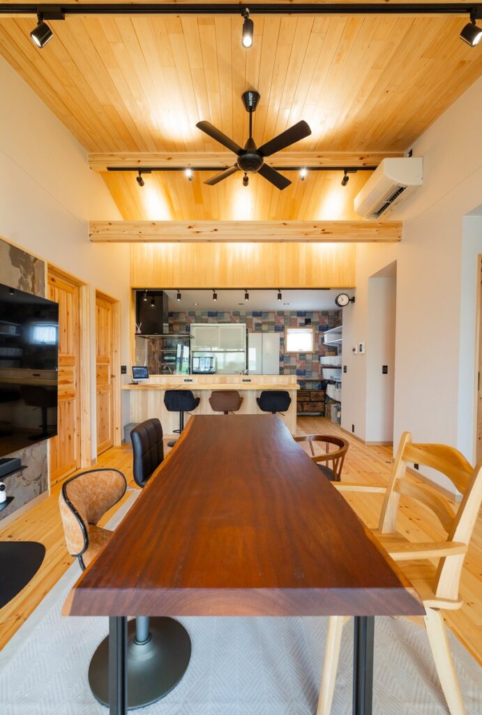 暮らしと趣味を大切にした、素材感のある家