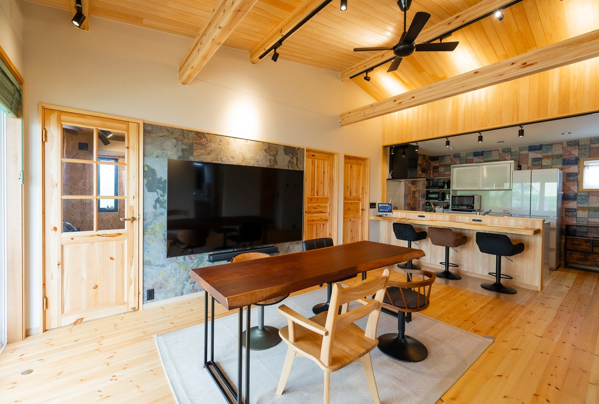 暮らしと趣味を大切にした、素材感のある家